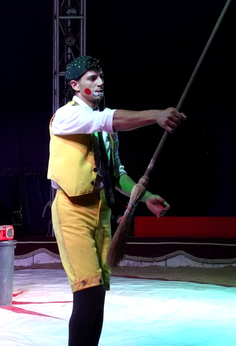 Salvo Mavilla nei panni del clown Salvito durante lo spettacolo