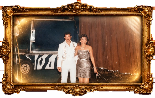 Fotografia storica del circo in una cornice dorata antica